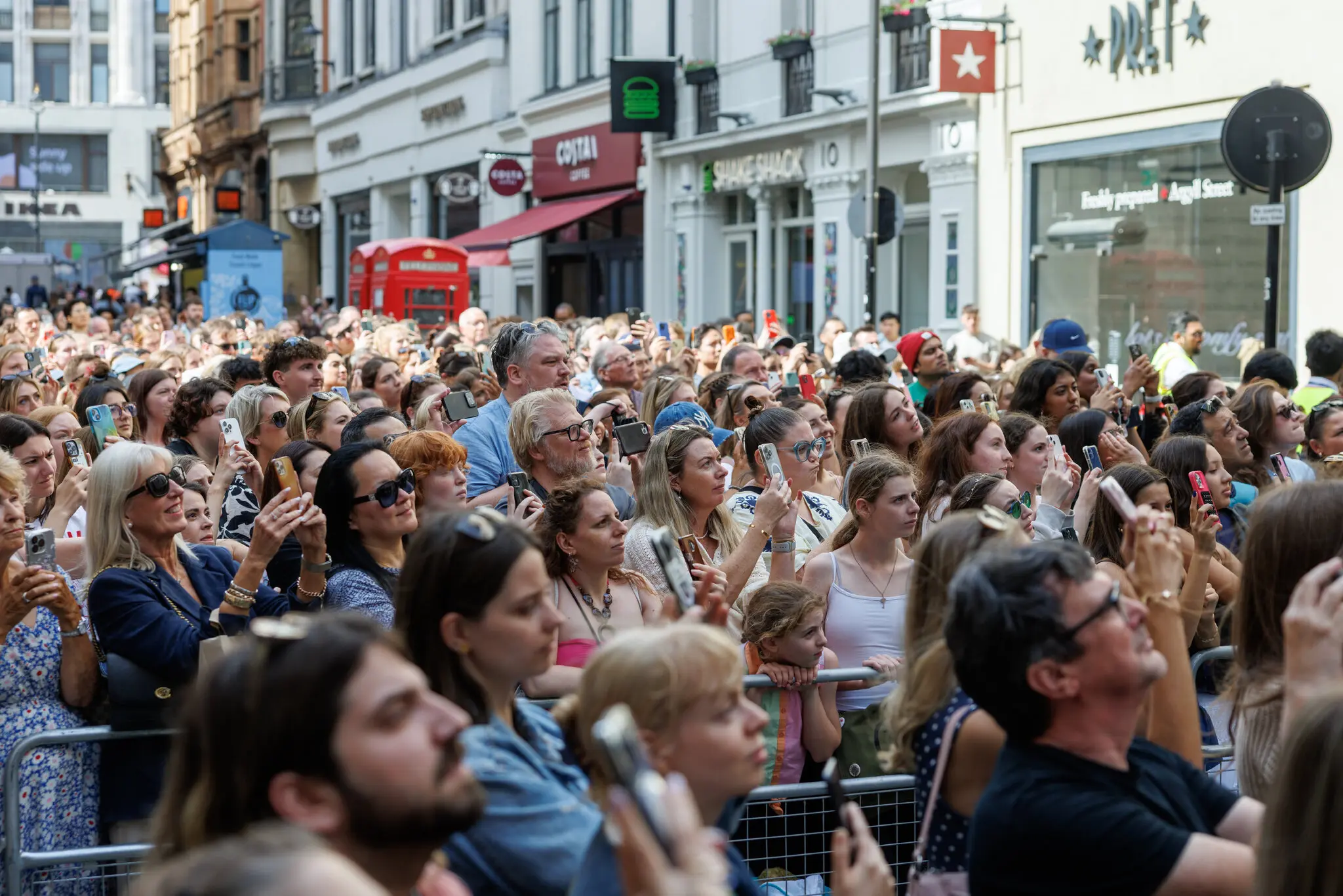 Видовище зібрало сотні людей одночасно, і багато хто ділиться своїми відео в соціальних мережах.